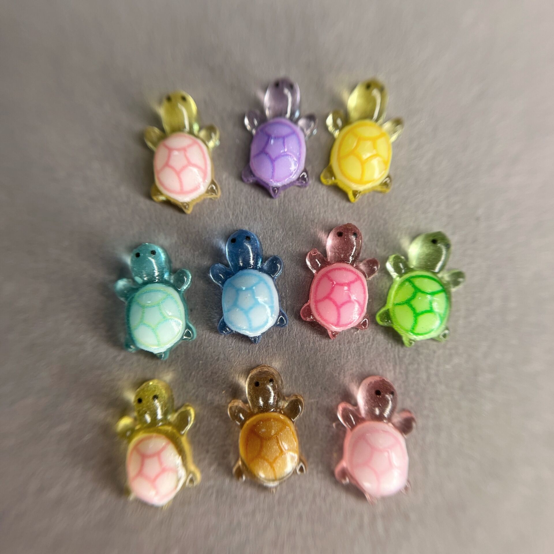 Zoo 1873 3D Charm Kaplumbağa Figürleri (10 Adet – UV Işıkta Parlar)