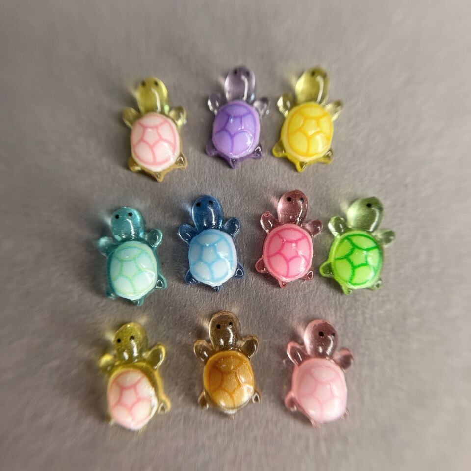 Zoo 1873 3D Charm Kaplumbağa Figürleri (10 Adet – UV Işıkta Parlar)